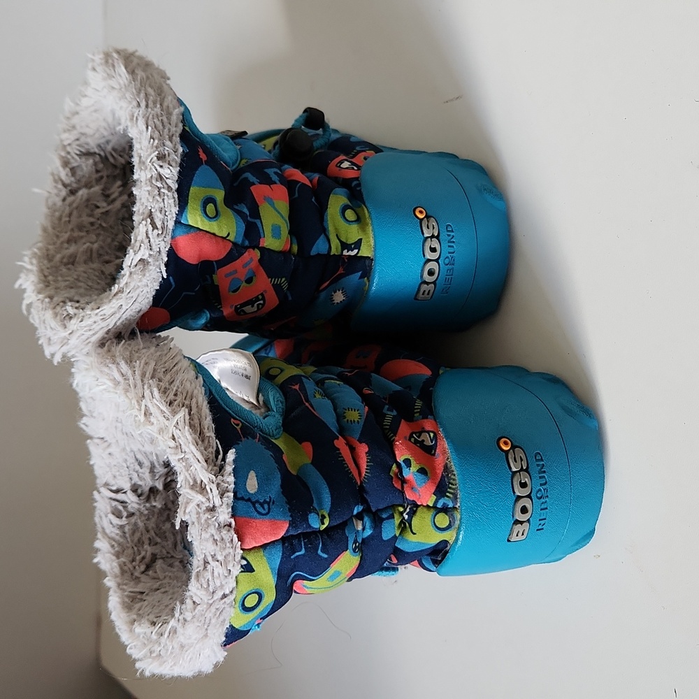 Bogs Kids' Blue Robot Print Winter Boots - Picture 4 of 4